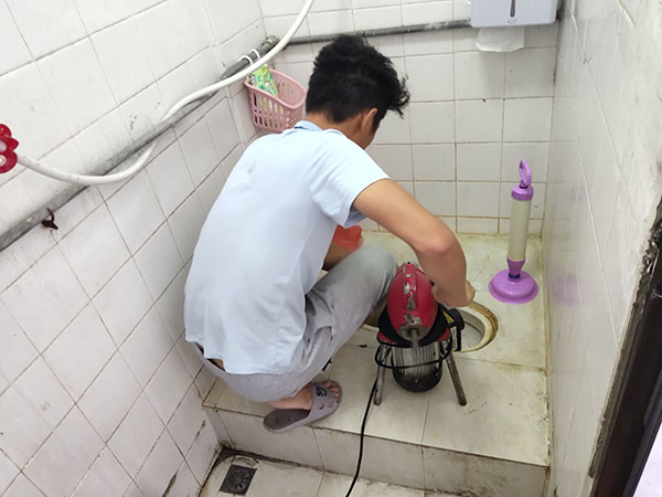 多伦管道堵塞冒臭气 专业师傅现场解决问题