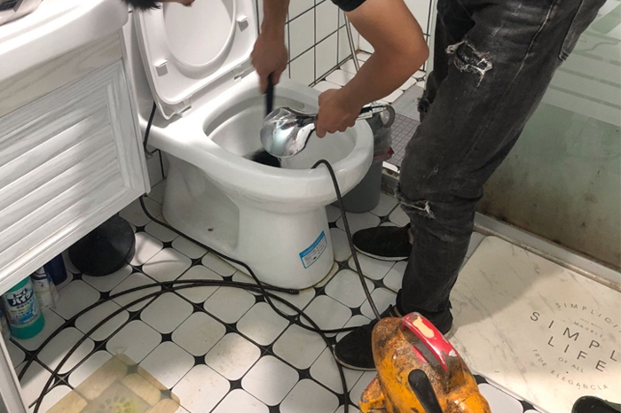 多伦马桶堵塞自己疏通还是找师傅?专业上门服务让你省时更省心