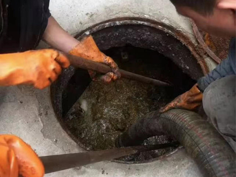 多伦清理化粪池时如何避免沼气的危害?